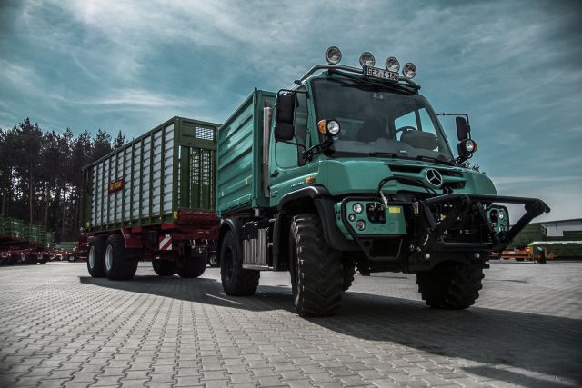 Unimog 2 Unimog U 423 w wersji rolniczej wjeżdża do Polski